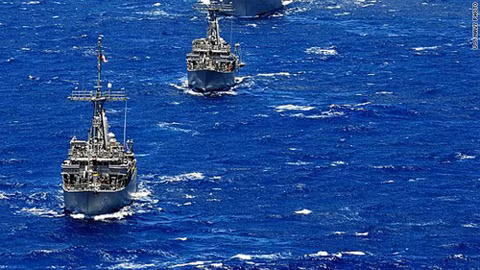 Tàu quét mìn USS Devastator và USS Pioneer của Hải quân Mỹ. Ảnh: CNN