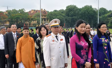 Đoàn ĐBQH tỉnh vào Lăng viếng Chủ tịch Hồ Chí Minh trước khi diễn ra khai mạc kỳ họp thứ 3, Quốc hội khoá XIII.