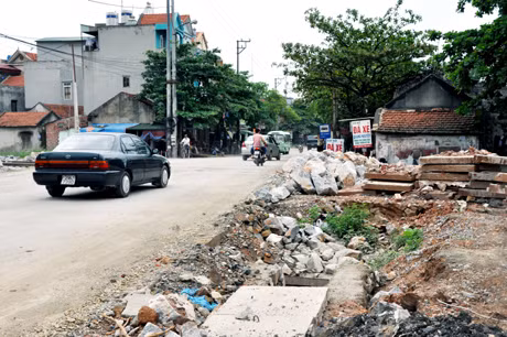 Không những thế những đoạn đường sắt cắt ngang khu công nghiệp Cái Lân, khu Ba Lan (khu vực Giếng Đáy vào Công ty Đóng tàu Hạ Long), nhất là đoạn đường sắt cắt qua QL279 nhà thầu thi công mới chỉ rải lớp móng cấp phối xong bỏ đấy không thảm nên xe tải nặng đi qua tàn phá gây bụi bẩn cho người dân sống gần đó và gây mất ATGT cho người tham gia giao thông khi qua các đoạn này (ảnh 5).