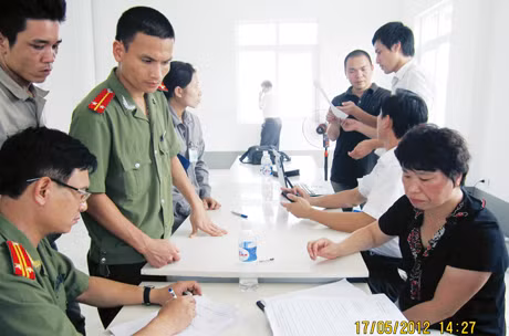 Bà Wang Yinh E, Phó Tổng giám đốc Công ty Đất hiếm (KCN Cái Lân) cam kết với cơ quan liên ngành về việc thực hiện đúng chế độ chính sách, quyền lợi cho NLĐ.