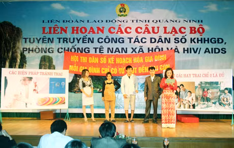 Liên hoan các CLB tuyên truyền công tác dân số KHHGĐ, phòng chống TNXH và HIV/AIDS, do LĐLĐ tỉnh tổ chức.