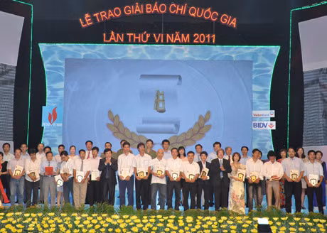 Các tác giả, nhóm tác giả đoạt giải C nhận giải.