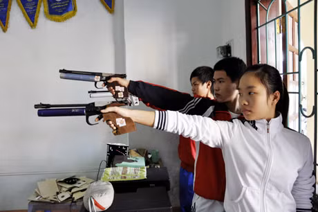 Mặc dù còn gặp nhiều khó khăn, thế nhưng đội tuyển bắn súng vẫn cố gắng thi đấu với tinh thần tốt nhất. Trong ảnh: Đội tuyển bắn súng tập tại gầm SVĐ TP Cẩm Phả.