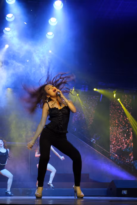 Hoàng Thùy Linh nhảy bốc lửa trong Bay Show.