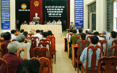 Đồng chí Đỗ Thị Hoàng, Phó Bí thư Thường trực Tỉnh ủy, Trưởng đoàn Đại biểu Quốc hội tỉnh trả lời kiến nghị của cử tri 2 phường Cẩm Sơn, Cẩm Đông (TP Cẩm Phả).