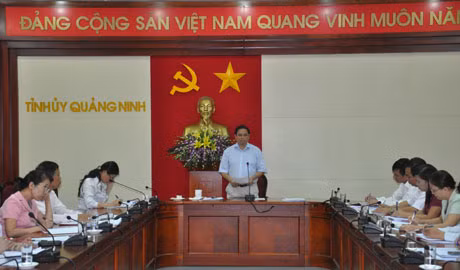 Đồng chí Phạm Minh Chính, Ủy viên T.Ư Đảng, Bí thư Tỉnh ủy giới thiệu về tiềm năng, thế mạnh của tỉnh với lãnh đạo Báo Điện tử Đảng Cộng sản Việt Nam