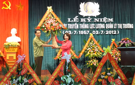 Thay mặt Tỉnh ủy, HĐND, UBND tỉnh, đồng chí Vũ Thị Thu Thủy, Phó Chủ tịch UBND tỉnh đã chúc mừng và tặng CBCC QLTT Quảng Ninh lẵng hoa.