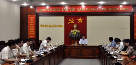 Đồng chí Phạm Minh Chính, Ủy viên T.Ư Đảng, Bí thư Tỉnh ủy giới thiệu về tiềm năng, thế mạnh của tỉnh với lãnh đạo Báo Điện tử Đảng Cộng sản Việt Nam