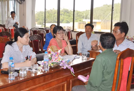 Đồng chí Đỗ Thị Hoàng (ngoài cùng bên trái) nghe cử tri huyện đảo Cô Tô phản ánh tâm tư, nguyện vọng.
