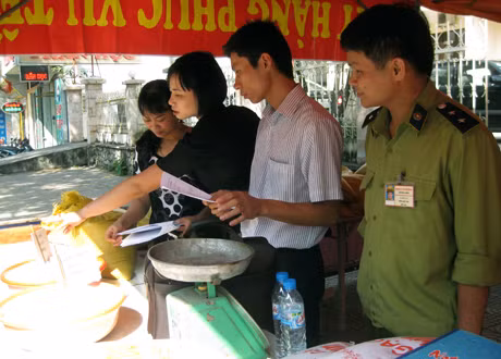 Lực lượng liên ngành kiểm tra chất lượng hàng bình ổn giá của doanh nghiệp.