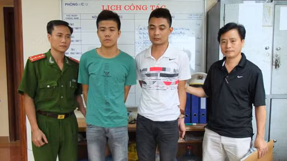 Cục Cảnh sát truy nã tội phạm bàn giao 2 đối tượng (giữa) cho CATP Hà Nội