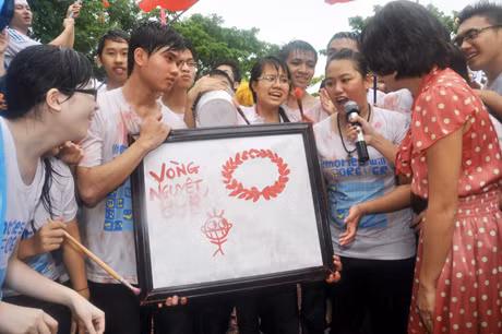 Mòn quà tinh thần các bạn tập thể lớp gửi tặng tới Thái Hoàng.