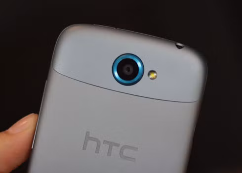 One S được trang bị camera 8 megapixel giống One X . Ảnh: Huy Đức.