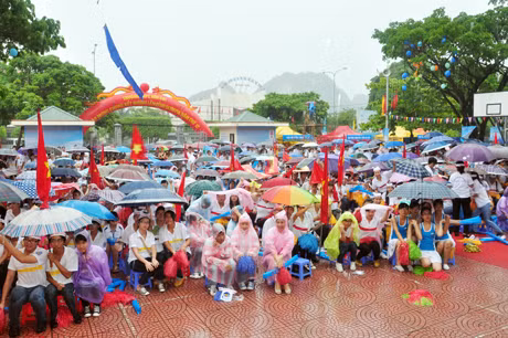 Cuộc thi vừa diễn ra được ít phút mưa lớn bất ngời ập đến nhưng các cổ động viên vẫn nhiệt tình nán lại trên sân cổ vũ.