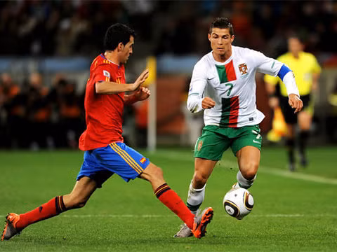Để ngăn chặn Ronaldo, hàng thủ Tây Ban Nha rất cần sự hỗ trợ đắc lực từ hàng tiền vệ, đặc biệt là vị trí đánh chặn của Busquets. 