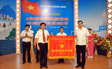 Thừa ủy quyền của Thủ tướng Chính phủ, đồng chí Nguyễn Đức Long, Phó Bí thư Tỉnh ủy trao cờ đơn vị dẫn đầu phong trào thi đua yêu nước năm 2011 của Chính phủ cho CBCC, PV, biên tập viên Đài PTTH tỉnh.