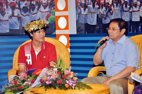 Giao lưu cùng Bí thư Tỉnh uỷ Phạm Minh Chính, Thái Hoàng chia sẻ rằng, sau này em sẽ trở về cống hiến cho tỉnh nhà.
