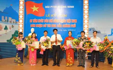 Đồng chí Trần Mạnh Hùng, Chủ tịch Hội nhà báo tỉnh, Giám đốc Đài PTTH tỉnh trao quyết định danh hiệu CSTĐ cấp tỉnh cho 6 đồng chí đã có thành tích xuất sắc trong công tác 3 năm liên tục (2009-2011)