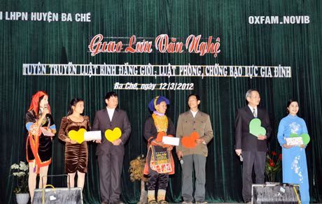 Các gia đình tham gia trò chơi trong chương trình tuyên truyền Luật bình đẳng giới; Luật phòng, chống bạo lực gia đình ở Ba Chẽ. Ảnh: Ngô Dịu