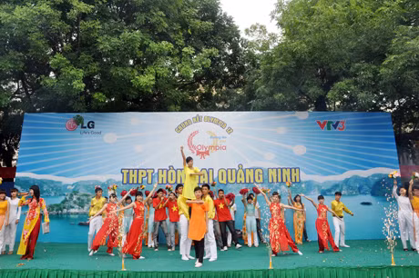 Tiết mục văn nghệ mở đầu tại điểm cầu Trường THPT Hòn Gai.