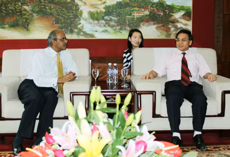 Đồng chí Đặng Huy Hậu, Phó Chủ tịch UBND tỉnh tiếp ngài Shahid M.G Kiani, Đại sứ đặc mệnh toàn quyền Pakistan tại Việt Nam nhân dịp ông có chuyến thăm và làm việc tại Quảng Ninh.