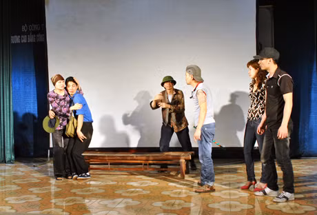 "Người tình nguyện" sẽ được công diễn 40 buổi tại các đơn vị, trường học, khu dân cư, đoàn cơ sở trong năm 2012 này theo kế hoạch tuyên truyền của Đội Tuyên truyền lưu động Luật Giao thông đường bộ của tỉnh. (Ảnh: "Người tình nguyện" được công diễn tại Trường CĐ Công nghiệp Cẩm Phả đã khiến nhiều người không ngăn được nước mắt vì xúc động).