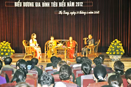 Các gia đình tham gia giao lưu tại Hội nghị biểu dương Gia đình tiêu biểu toàn tỉnh năm 2012.