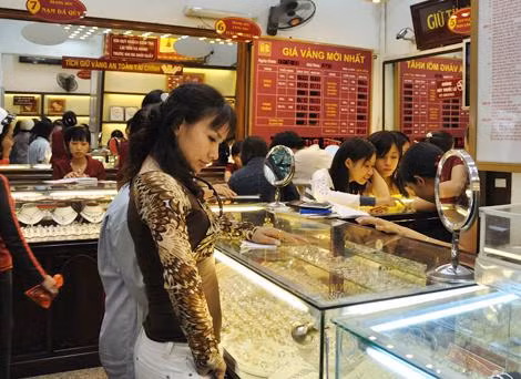 Vàng trong nước giảm khá mạnh nhưng không bằng thế giới. Ảnh: TB