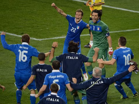 Chiến thắng, dù chỉ đến sau loạt đá luân lưu, là phần thưởng xứng đáng cho Italy sau khi họ đã chơi áp đảo và quá thiếu may mắn trong 120 phút thi đấu. Ảnh: AFP.