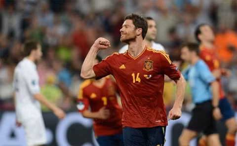 Alonso chia vui sau cú sút penalty ấn định chiến thắng 2-0 cho Tây Ban Nha.