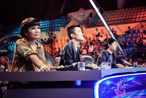 Hội đồng nghệ thuật Sao Mai điểm hẹn 2012: Nhà thơ, đạo diễn Phan Huyền Thư, ca sỹ Tùng Dương, nhạc sỹ Nguyễn Hải Phong.