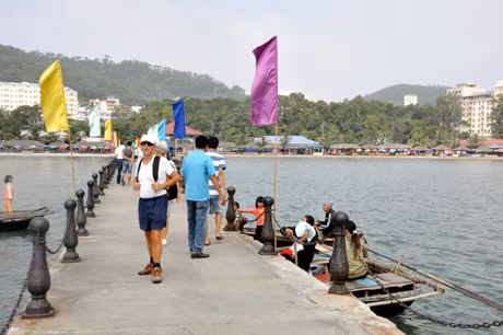 Hiện tượng những người chèo thuyền nan bồng bế trẻ con đi ăn xin ở các cảng tàu du lịch vẫn chưa được dẹp triệt để.