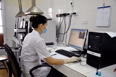 Xét nghiệm kim loại nặng tại TT Y tế dự phòng tỉnh.