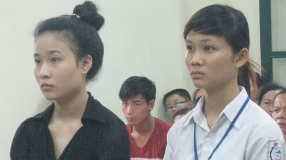 Trần Thu Trang (bên trái) cùng Nguyễn Ngọc Anh tại toà.