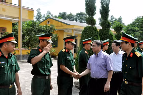 Bí thư Tỉnh uỷ thăm CBCS tiểu đoàn 15.