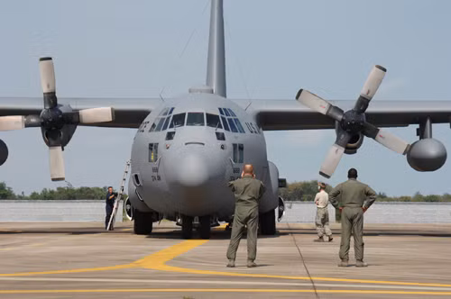 Máy bay vận tải C-130 Hercules của không quân Mỹ đậu trên đường băng sân bay U-Tapao hôm 14/5/2008. Ảnh: US Air Force