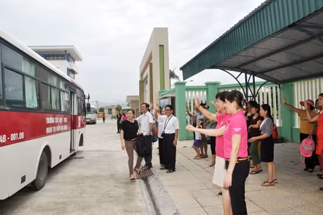 Phụ huynh, người thân có mặt rất đông chia tay các em.