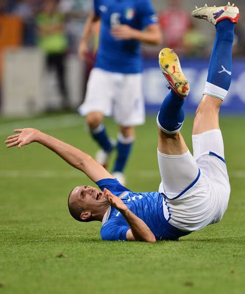 Chấn thương của Chiellini là đòn nặng giáng vào hy vọng tiến sâu của Italy tại Euro 2012. Ảnh: AFP.