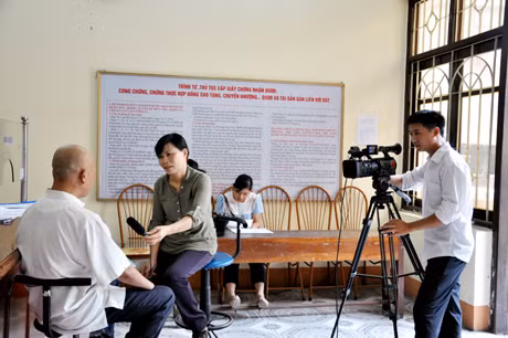 Nhà báo Kim Thái thực hiện phỏng vấn về cải cách hành chính tại phường Hồng Hà (TP Hạ Long).