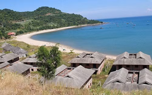 Một dự án bất động sản dở dang bị bỏ hoang nhiều năm nay tại ven biển Đà Nẵng - Hội An.