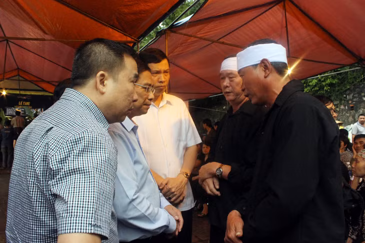 Các đồng chí lãnh đạo thăm hỏi, động viên gia đình nạn nhân