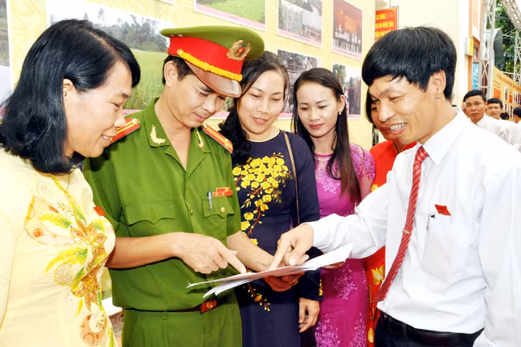 Đại biểu trao đổi bên lề Đại hội.