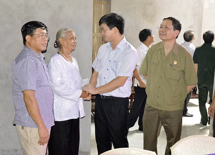 Phó Chủ tịch UBND tỉnh Lê Quang Tùng thăm, tặng quà gia đình bà Hoàng Thị Thực, vợ liệt sĩ, ở khu Yên Lâm 3, phường Đức Chính, TX Đông Triều, tháng 7-2015.