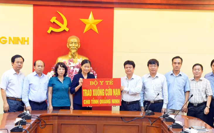 đoàn công tác Bộ Y tế do Thứ trưởng Bộ Y tế Phạm Lê Tuấn làm Trưởng đoàn đã trao tặng xuồng cứu hộ, thuốc và áo phao cho tỉnh Quảng Ninh