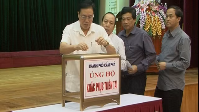Lãnh đạo, cán bộ, công chức, viên chức thành phố Cẩm Phả ủng hộ nhân dân trên địa bàn bị ảnh hưởng mưa lũ