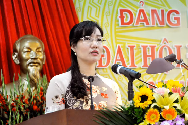 Đồng chí Nguyễn Thị Hạnh, Bí thư Huyện ủy trình bày báo cáo phương án nhân sự tại Đại hội.