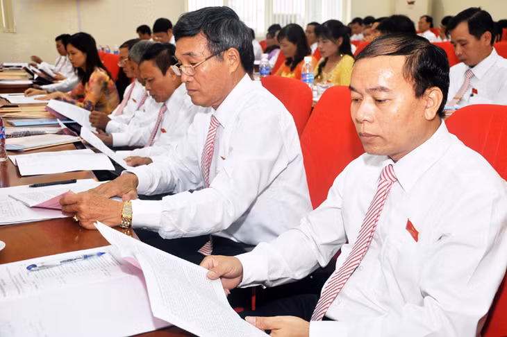 Đại biểu nghiên cứu văn kiện Đại hội.