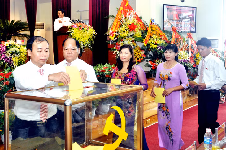 Đại biểu tiến hành bầu BCH khóa XXIV, nhiệm kỳ 2015-2020 và Bì thư Huyện ủy khóa khóa mới.