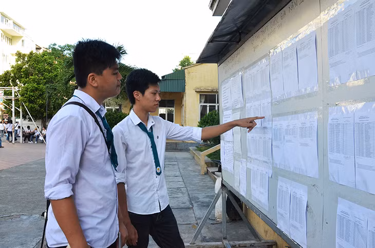 Thí sinh xem số báo danh