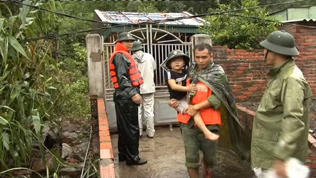 Trẻ em và người già được ưu tiên di chuyển đầu tiên
